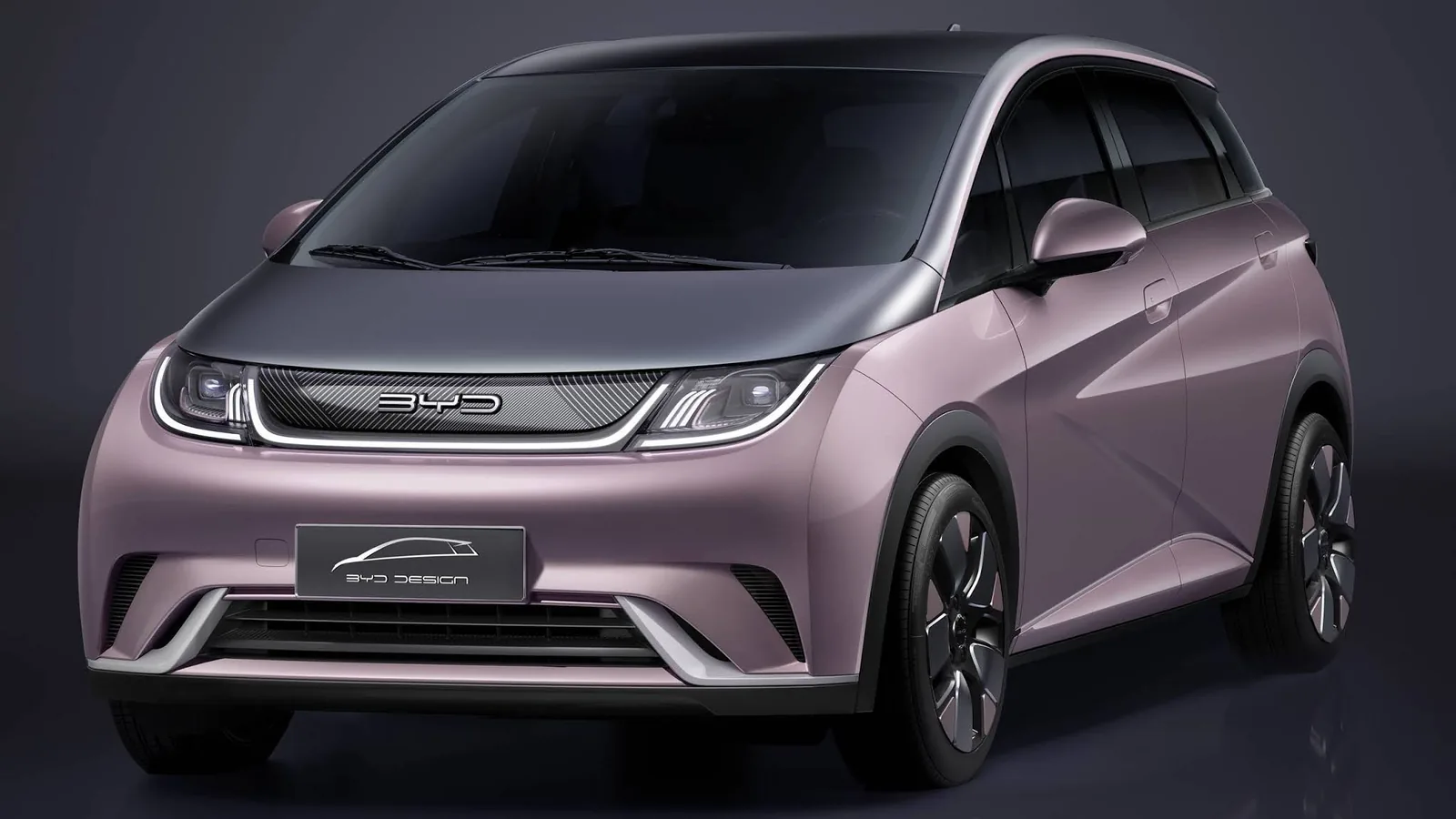Carro BYD cinza, vista traseira em estação de carregamento, refletindo o futuro elétrico no Brasil.