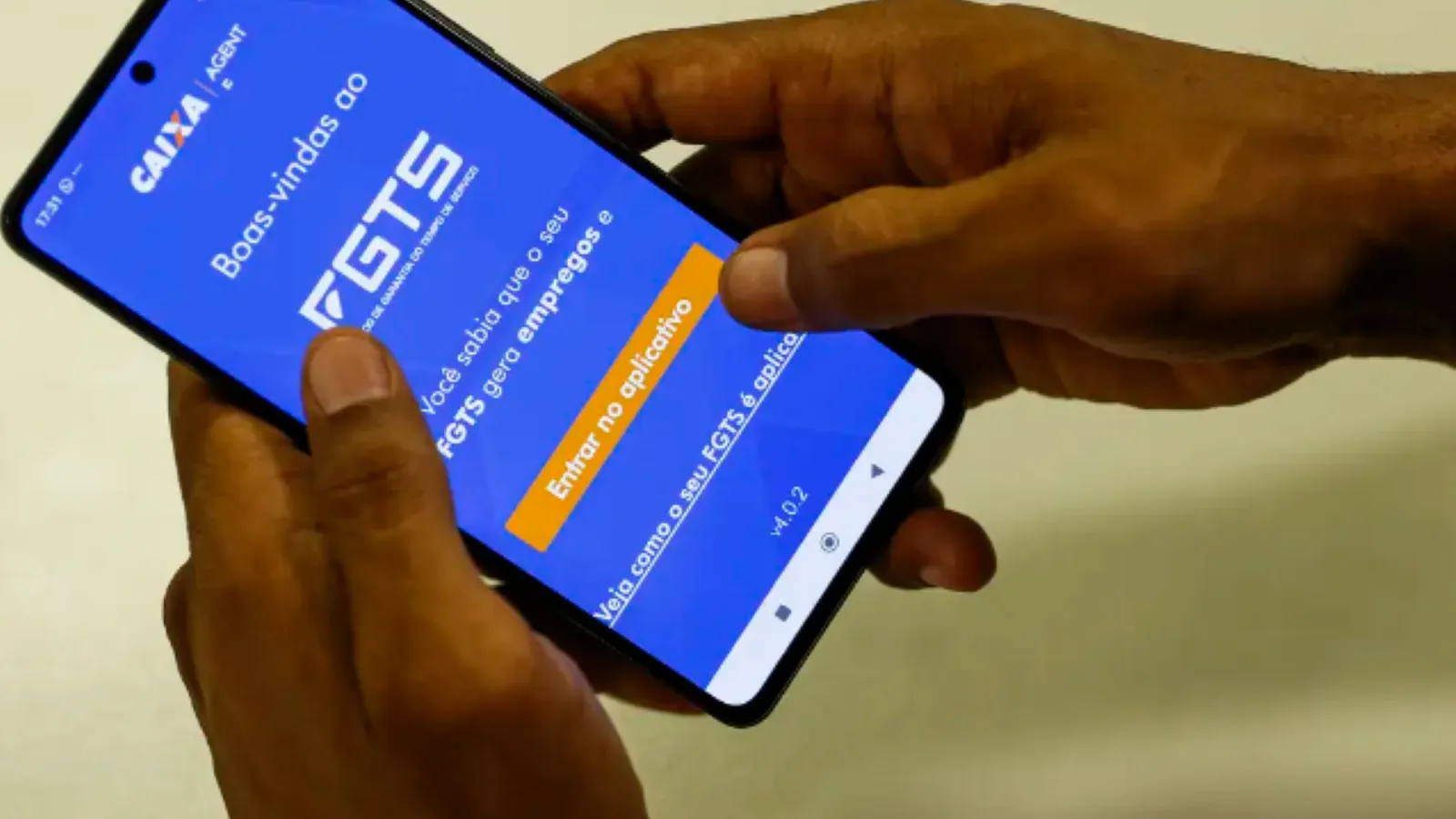 Pessoa acessando app FGTS no celular para conferir saldo