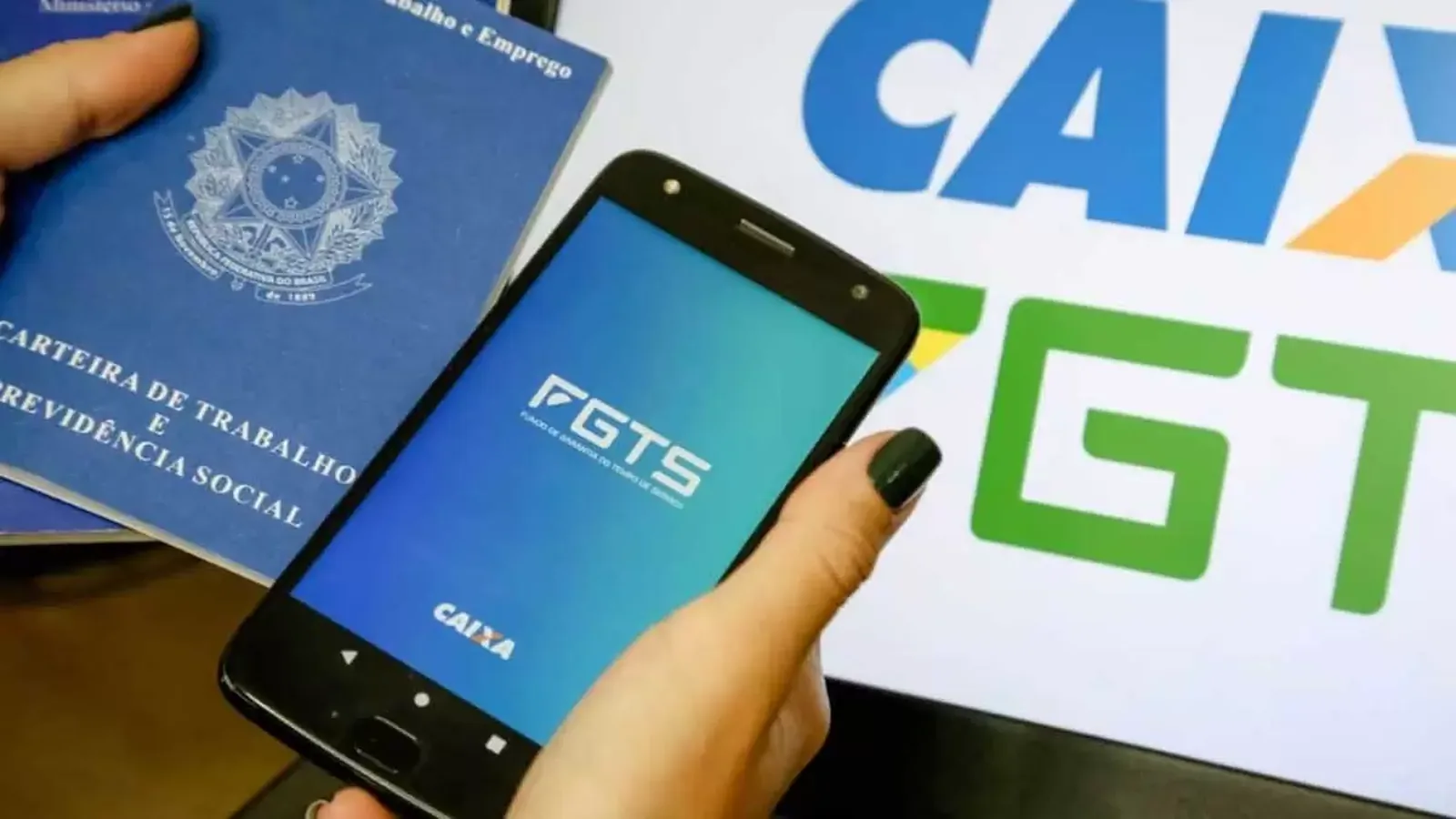 Cartão Caixa Tem e documentos sobre mesa de escritório