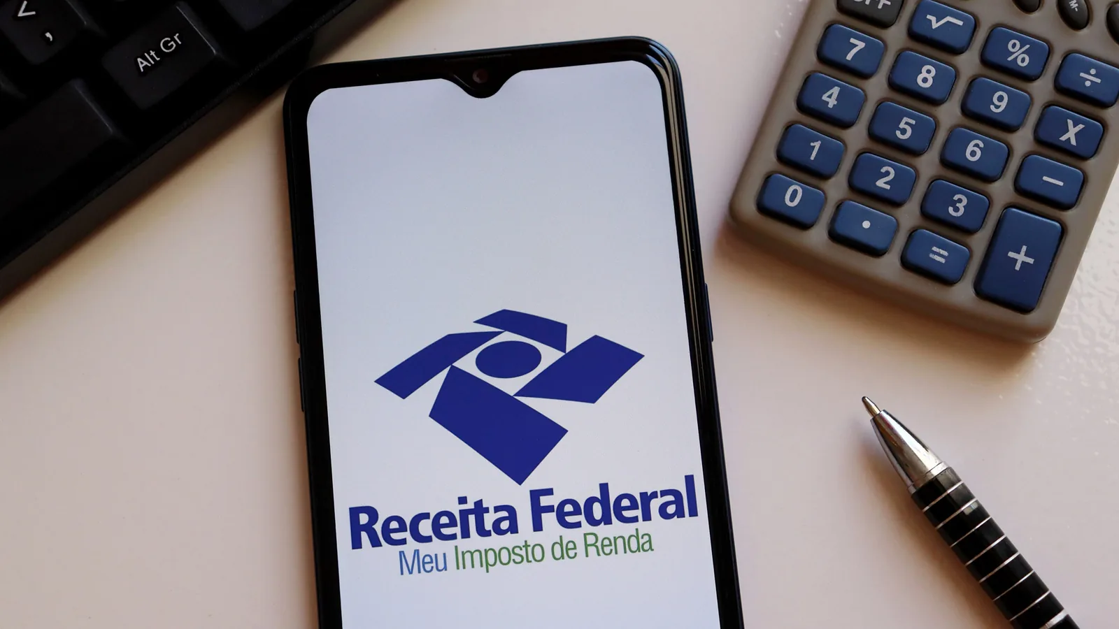 Calculadora e documentos do Imposto de Renda sobre mesa