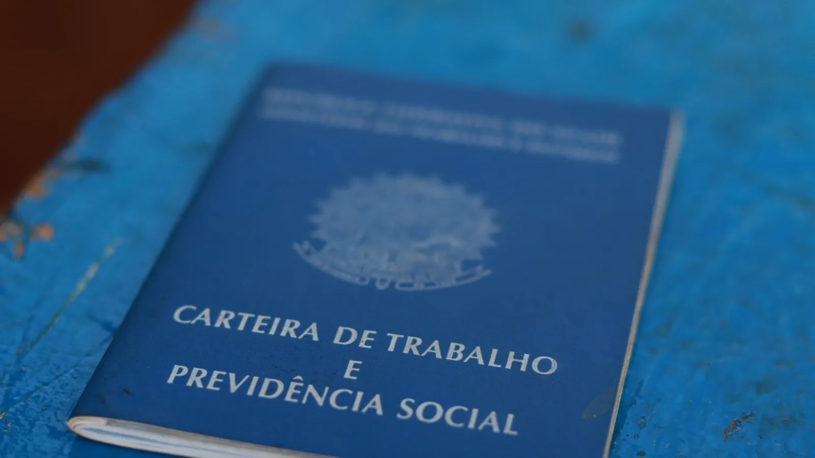 Carteira de trabalho aberta sobre documentos de rescisão