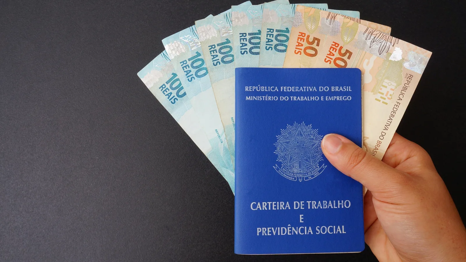 Calculadora ao lado de termo de rescisão trabalhista