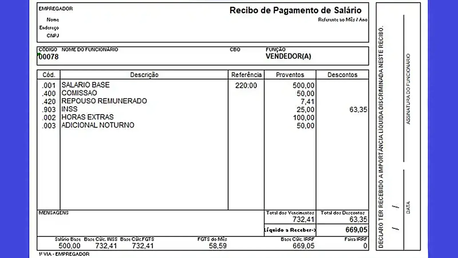 Trabalhador conferindo contracheque em mesa de escritório