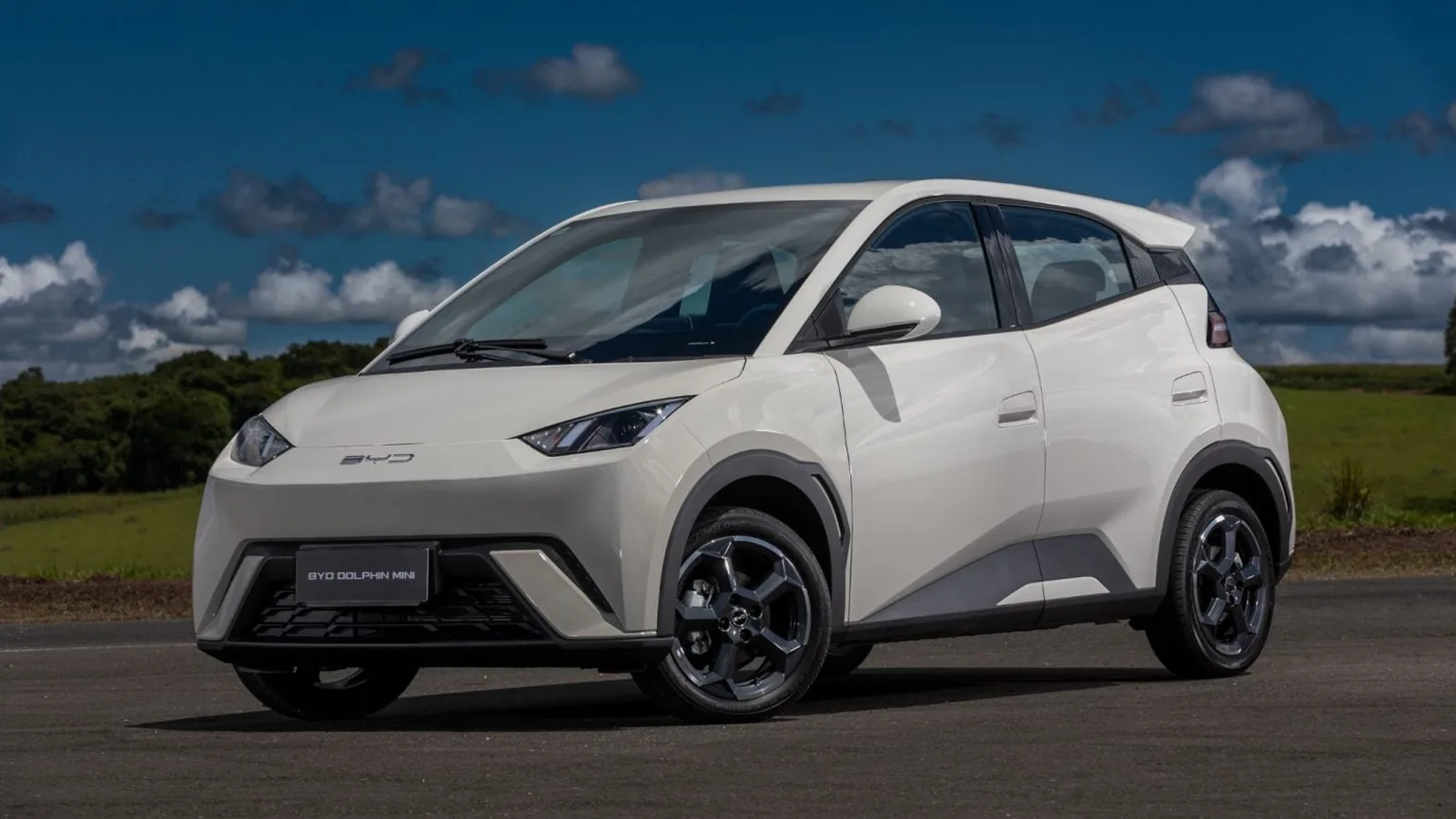 Diversos carros elétricos compactos lado a lado em concessionária