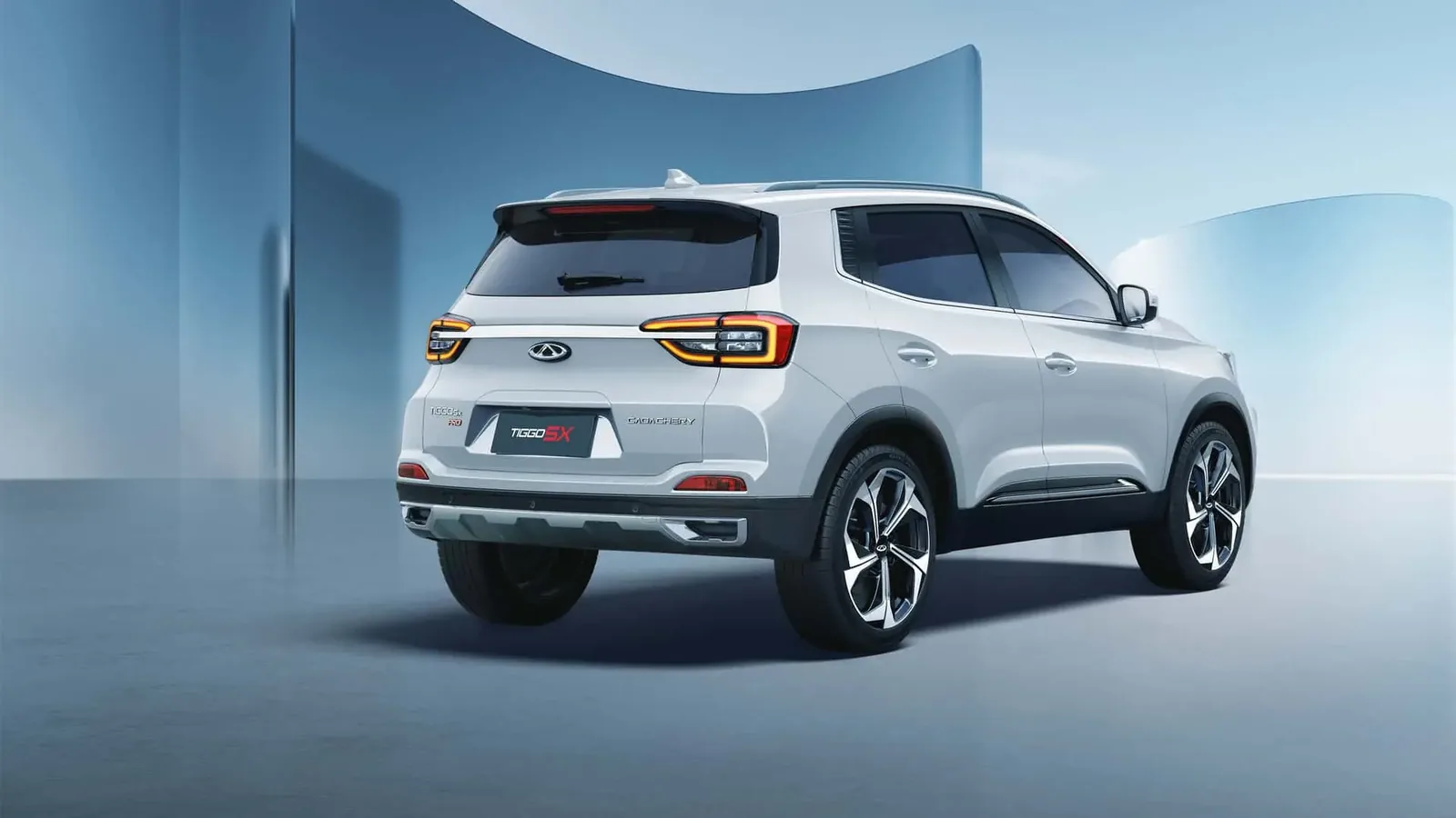Chery Tiggo 5x preto detalhe lateral perfil em estrada
