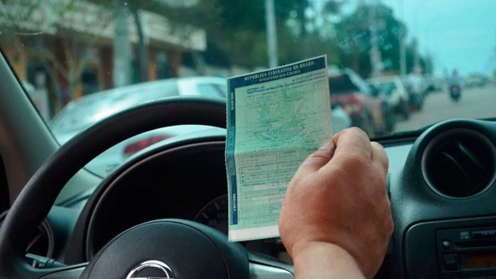 Carro estacionado em frente ao Detran-DF Brasília esplanada