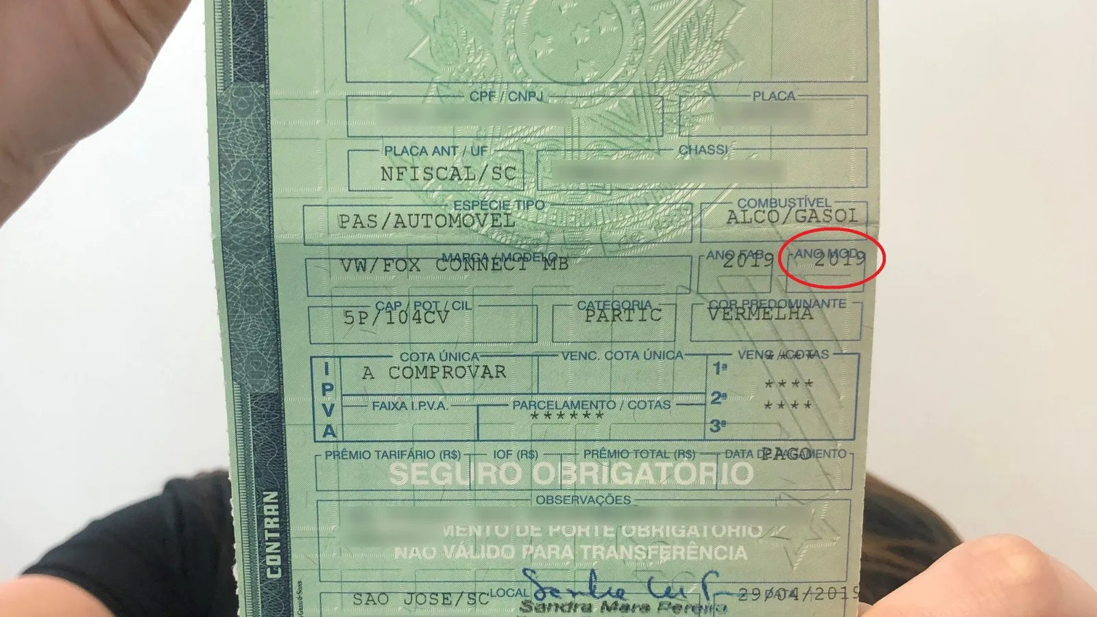 Documento veicular CRLV-e digital sendo conferido em celular