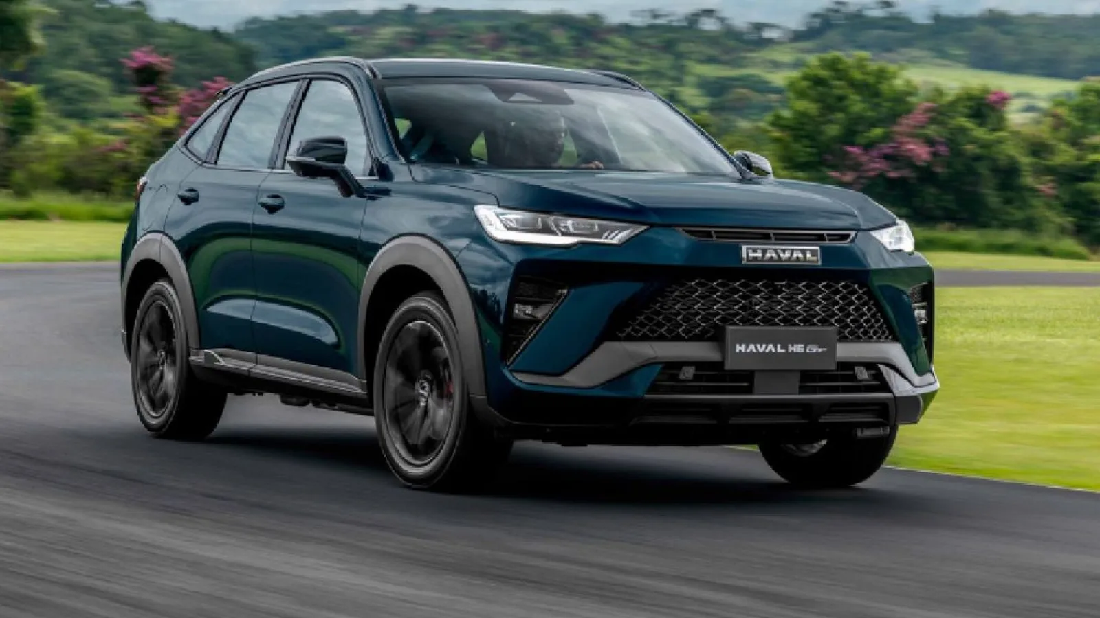 Vários SUVs compactos lado a lado em concessionária brasileira