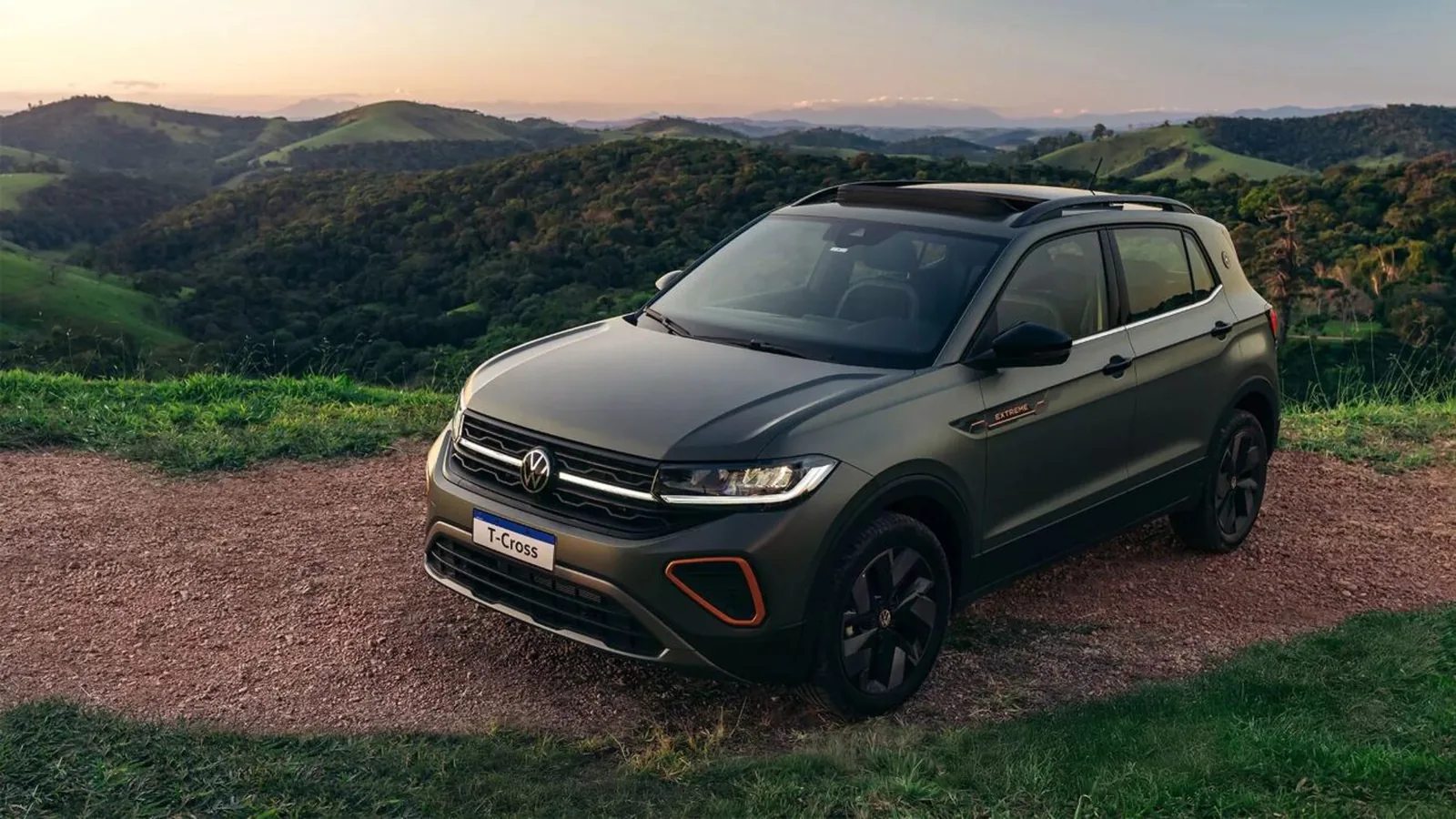 SUV compacto branco vista lateral em estrada urbana ao entardecer