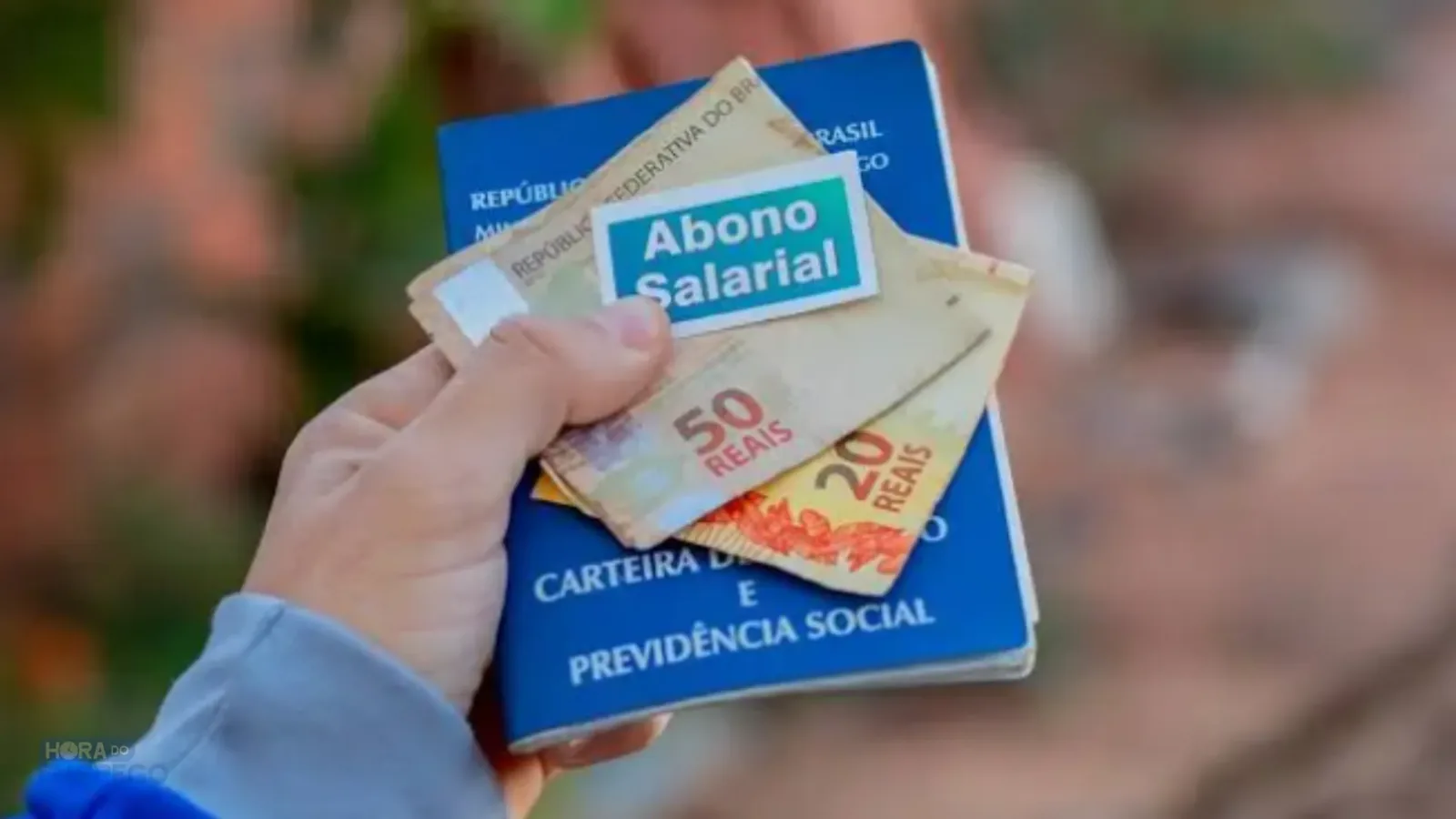 Cartão Cidadão e notas de real ao lado de calculadora