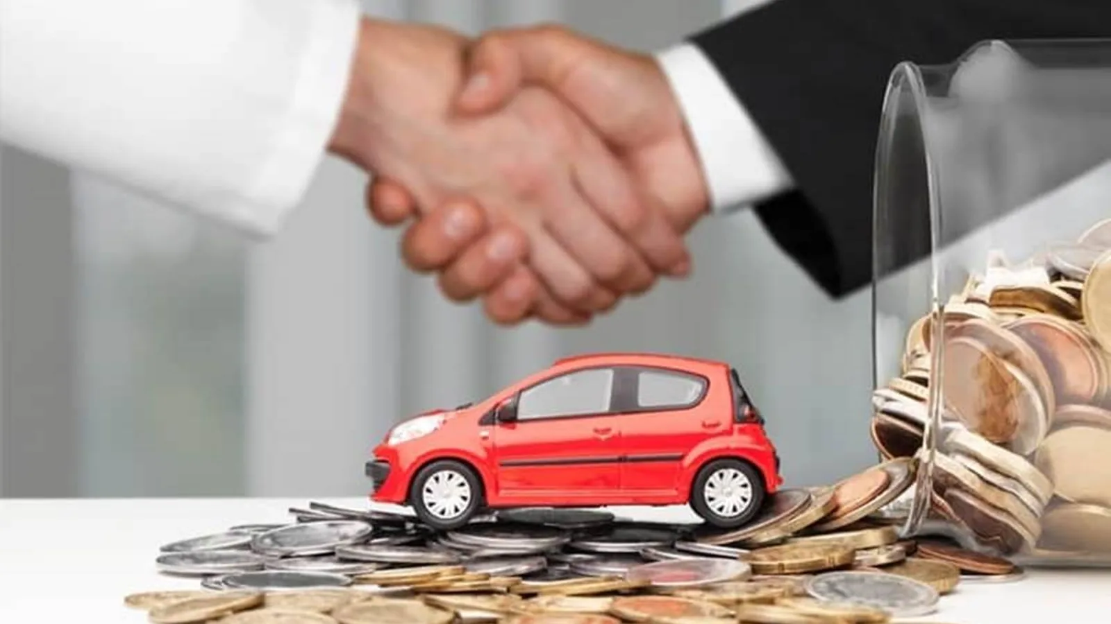 Carro estacionado em concessionária com documentos de financiamento sobre capô
