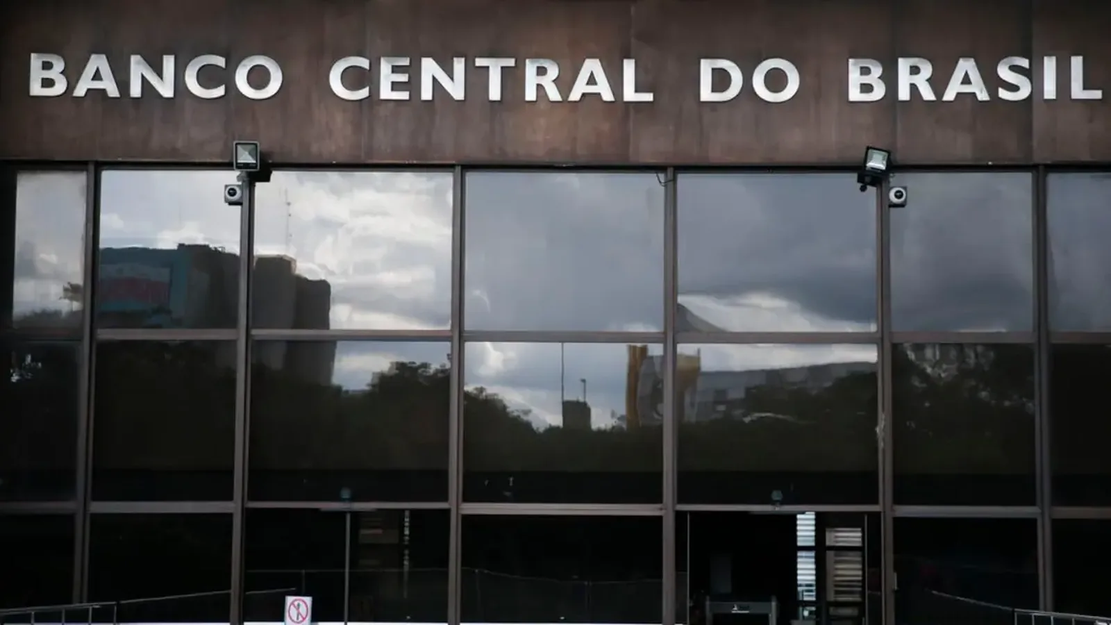 Pessoa consultando Valores a Receber pelo celular com logo do Banco Central