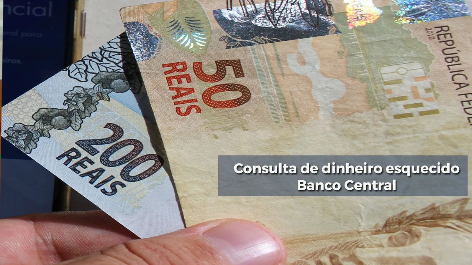Notas de real saindo de envelope simbolizando dinheiro esquecido recuperado