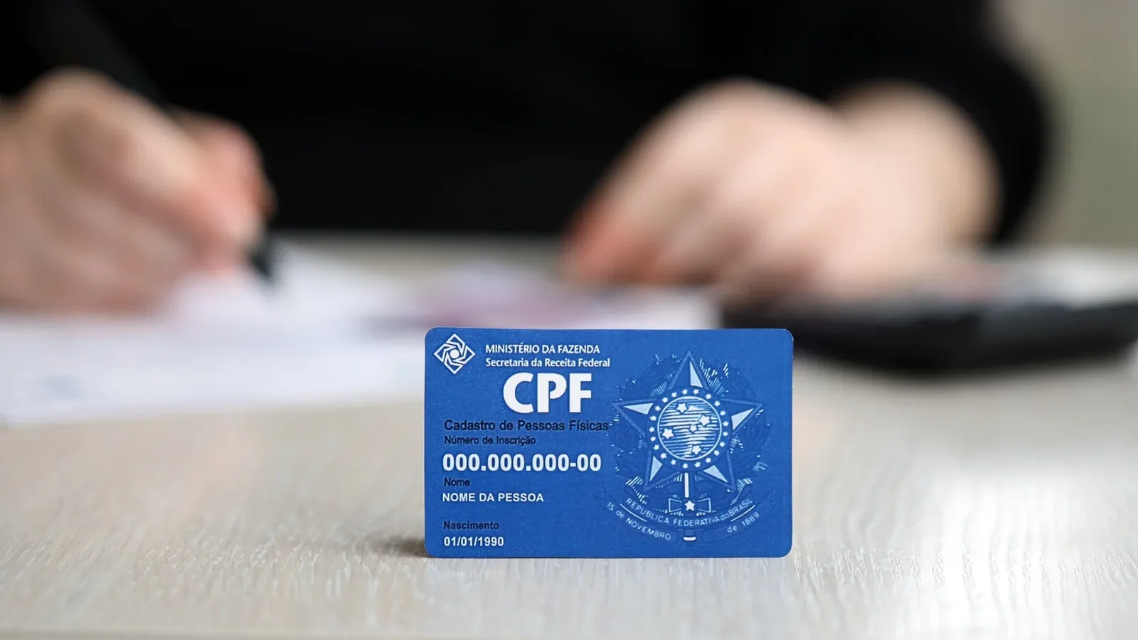 Pessoa fazendo login no gov.br pelo celular para consultar CPF