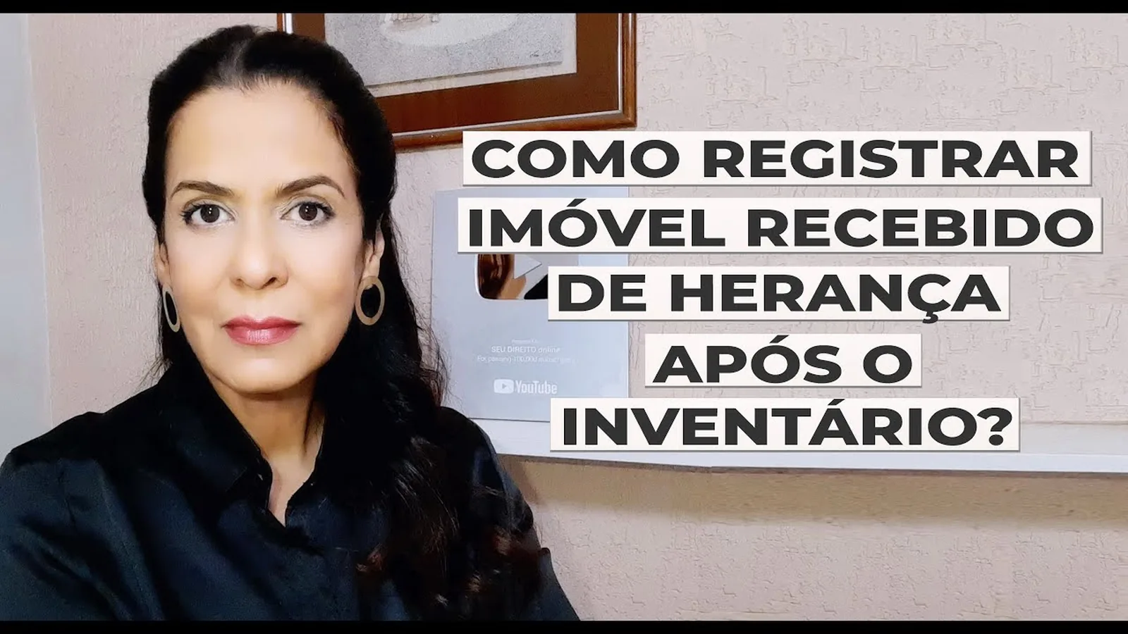 Família reunida analisando documentos de inventário em mesa de madeira