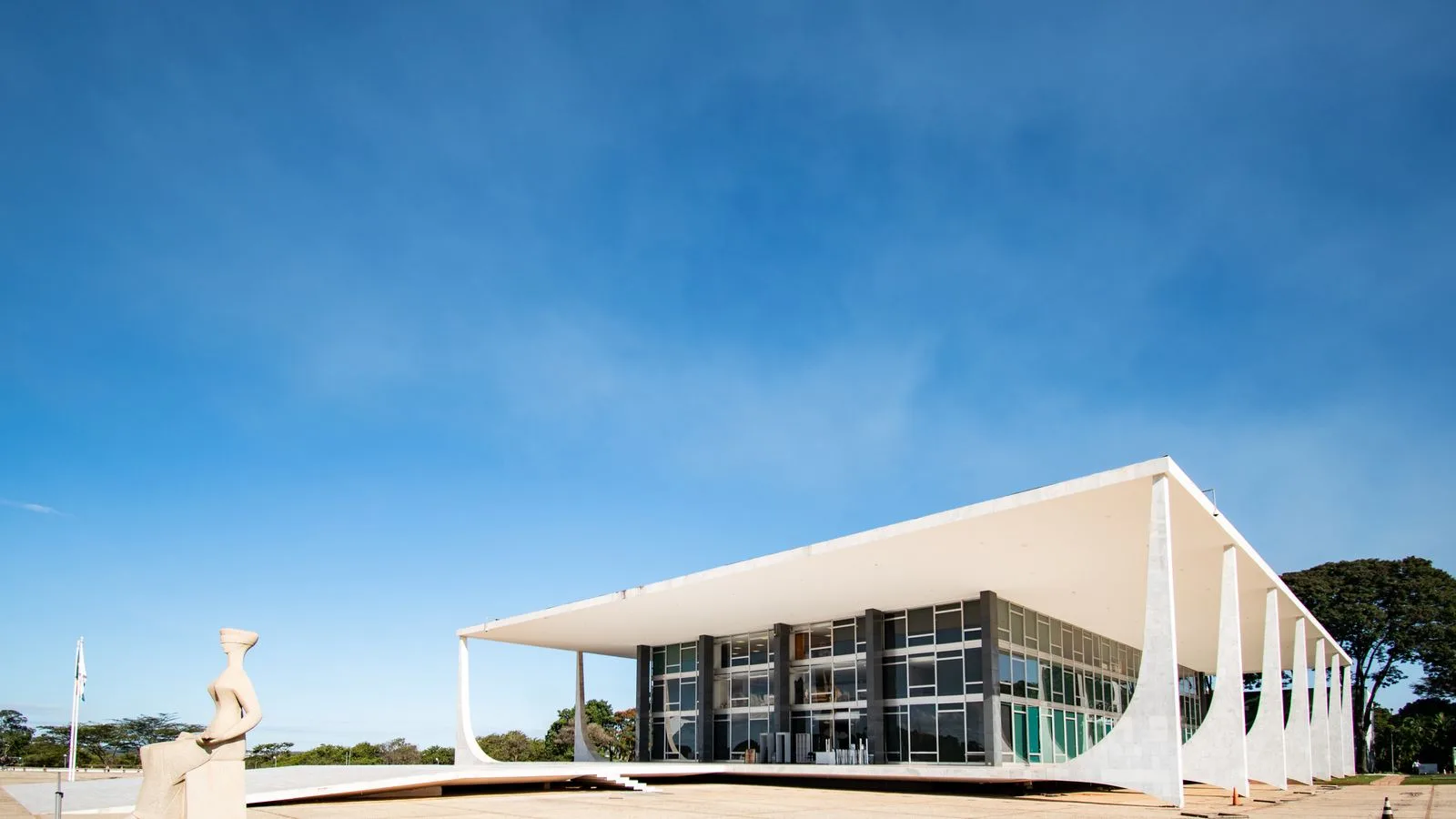 Modernist architecture of Supreme Federal Court, Brasília under clear blue skies.