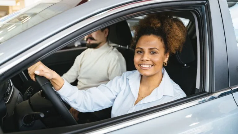 Seguro Auto para Mulher em 2026: Quanto Paga Menos e Qual Seguradora Escolher