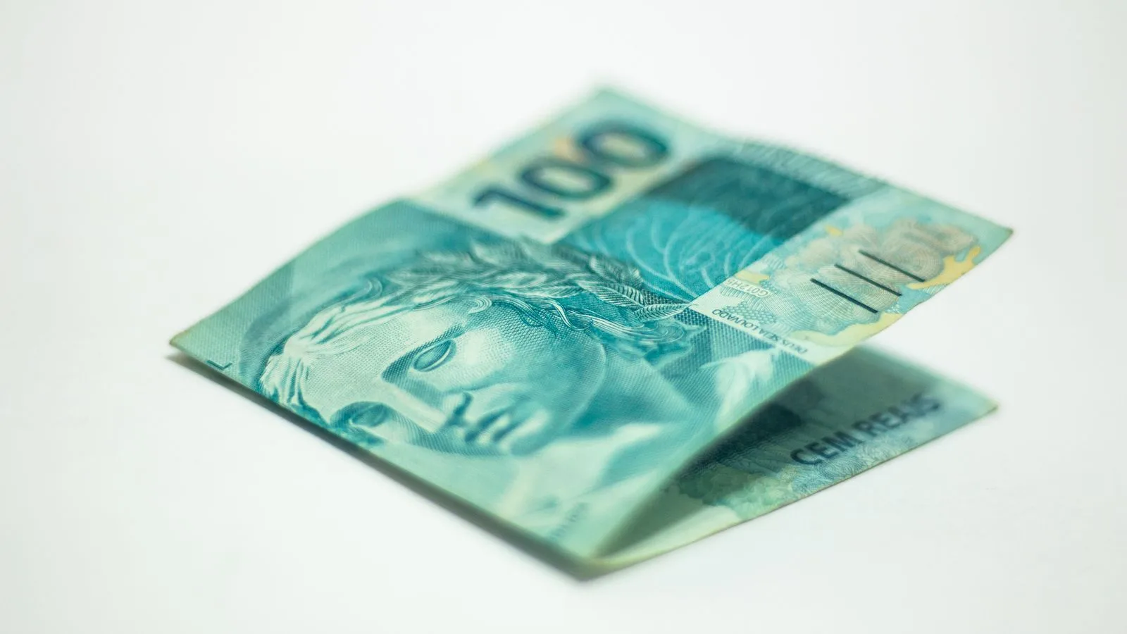 Detailed image of a Brazilian 100 real banknote, close-up view for finance and currency themes.