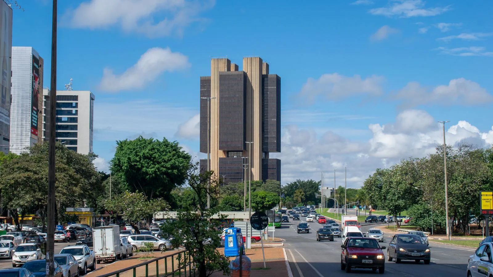 Street view in Brasilia featuring the Central Bank of Brazil under a vibrant sky.