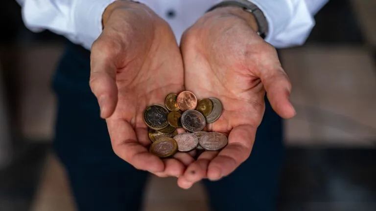 Antecipar o saque-aniversário vale a pena em 2026? Quanto você perde