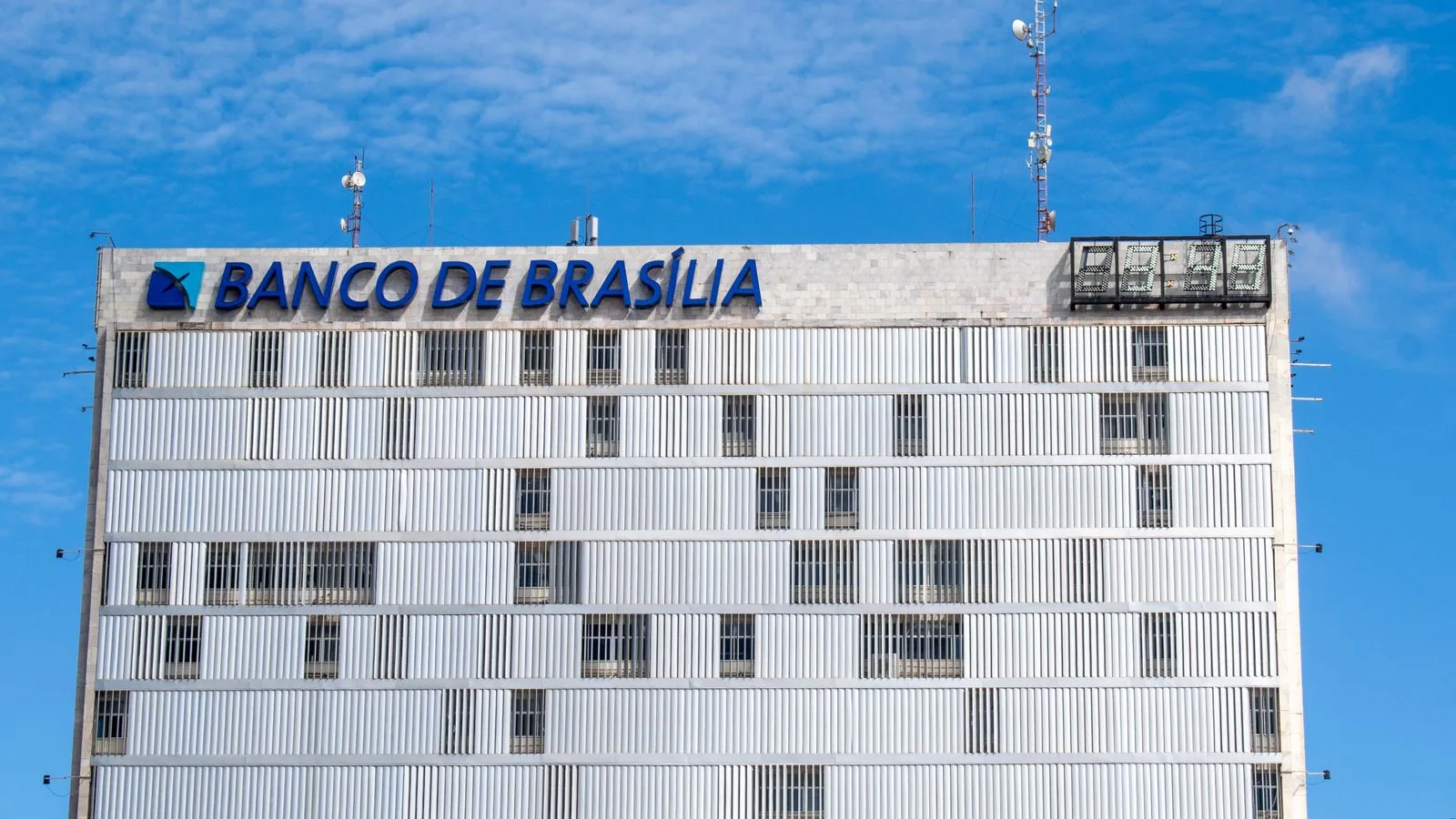 A view of the Banco de Brasília building with clear blue skies, showcasing modern architecture.